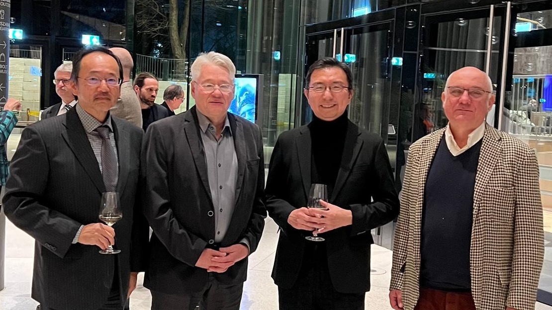 Sou Fujimoto  a Közmédia Év Embere díj átadóján Noll Tamással és Bordás Andrással, az M-Teampannon munkatársaival valamint Otaka Masato úrral, Japán magyarországi nagykövetével